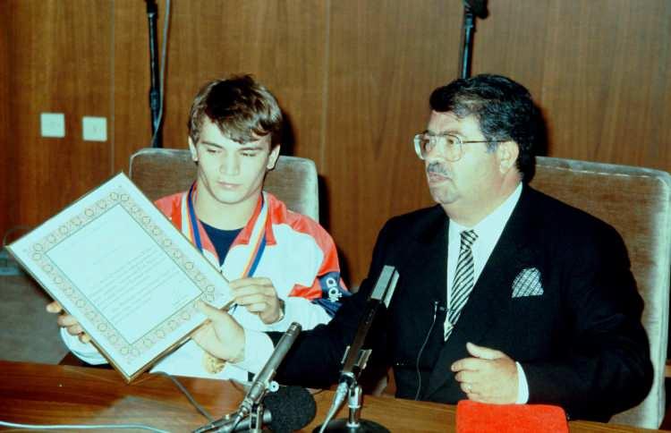<p>Naim Süleymanoğlu, 2000 yılında Uluslararası Halter Federasyonunda (IWF) dünyanın en genç as başkanı oldu. 2012 Londra Olimpiyat Oyunları kapsamında adı, Londra metrosundaki bir istasyona verildi. 2018 yılında Ankara Büyükşehir Belediyesi tarafından Çankaya'da bir caddeye de "Naim Süleymanoğlu" adı verildi. </p>
<p> </p>