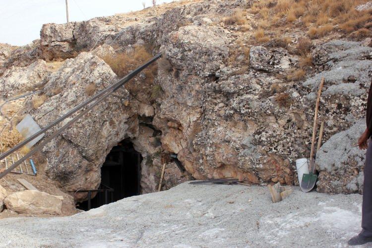 <p>Karaman'da yerin 36 metre derinliğindeki mağarada 5 ay bekletilen ve özelliğini de mağaranın flora yapısından alan Divle obruk peynirine son yıllarda talep arttı. </p>

<p> </p>
