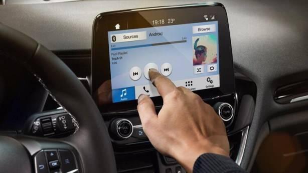 <p>Markanın dokunmatik ekranlı SYNC 3 bilgi-eğlence sistemi tüm Ford modellerinde mevcut. Apple CarPlay, Android Auto, etkin Wi-Fi noktası ve USB bağlantı noktaları Ford'un portföyünde standart.</p>