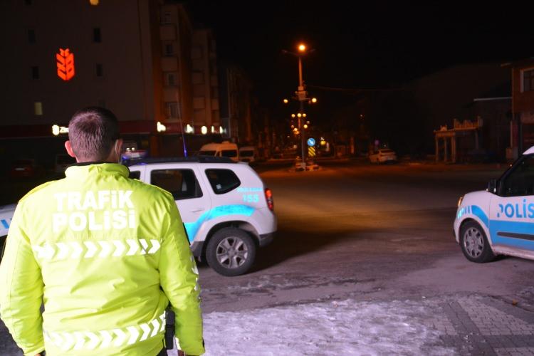 <p>Kars'ta sokağa çıkma kısıtlamasının başlamasına kısa süre kala vatandaşlar evlerinin yolunu tuttu. Saat 20.00'de başlayan kısıtlama öncesinde iş yerleri tek tek kapanırken, vatandaşlar ise cezai işlem görmemek için evlerine gitmeye başladı. </p>
