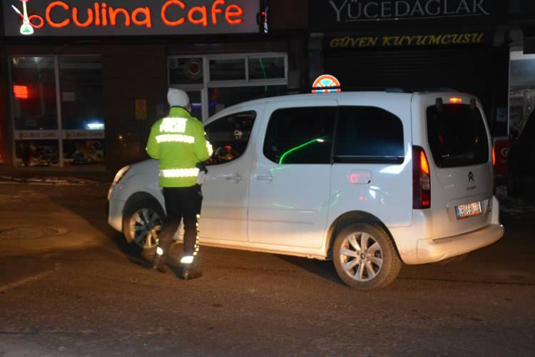 <p>"KISA SÜREDE CADDELER SESSIZLİĞE BÜRÜNDÜ"</p>
<p>Kars'ta saat 20.00'de kısıtlamanın başlamasıyla birlikte kısa sürede cadde ve sokaklar sessizliğe büründü. Caddelerde sadece paket servisi yapan restoran çalışanları ile belediye temizlik ekipleri kaldı. </p>