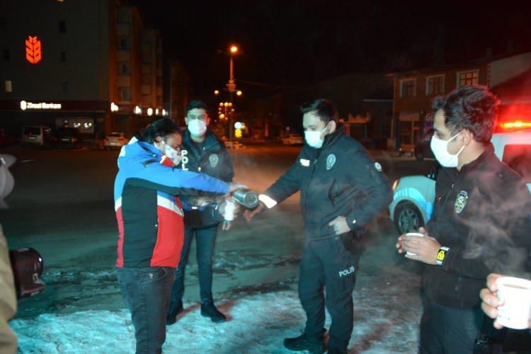 <p>Kars'ta korona virüs tedbirleri kapsamında başlayan kısıtlamada eksi 10 derecede görev yapan polislere vatandaşlar çay ikram etti.</p>
