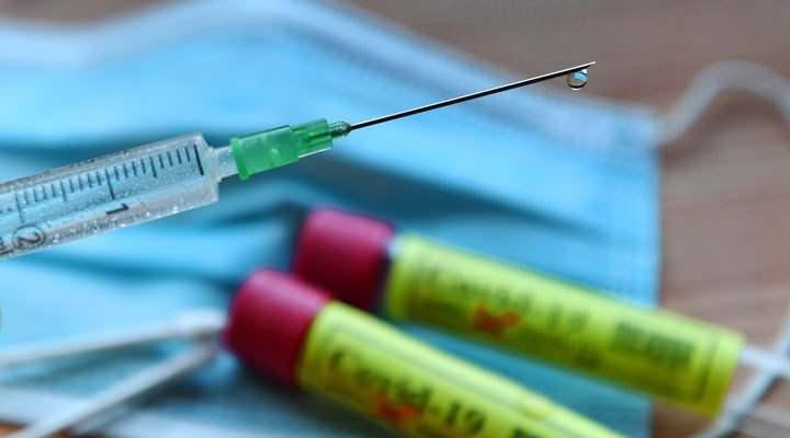 <p> Covid-19 hastaları üzerinde yapılan araştırmalar, güçlü bir T hücresi bağışıklık tepkisine sahip olanların altı ay sonra hala bu güce sahip olduğunu göstermiştir. En az bir yıl güvende olabileceğimizi hayal edebiliyorum. Ancak Covid-19 aşılarının her yıl ‘yenilenmesi gerekebileceğini göz ardı edemeyeyiz” ifadelerini kullanmıştı.</p>
