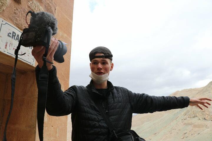 <p>Mount Royal &Uuml;niversitesinde gazetecilik b&ouml;l&uuml;m&uuml; 2. sınıf &ouml;ğrencisi olan ve ailesini ikna ederek internetten g&ouml;r&uuml;p merak saldığı T&uuml;rkiye'ye gelen 20 yaşındaki Ryan Adams, gezisine Sultan Ahmet Camisi, Ayasofya-i Kebir Cami-i Şerifi ve diğer tarihi camileri ziyaret ederek başladı.</p>
