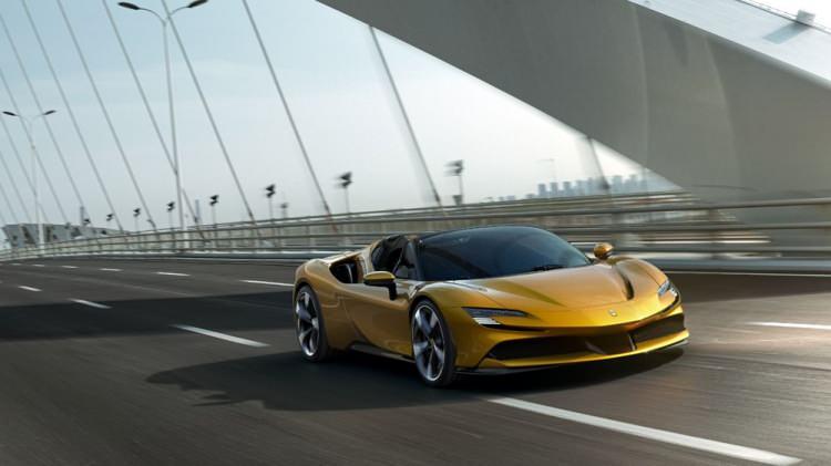<p>Asetto Fiorano’da yer alan diğer özellikler arasında kullanılan karbon ve titanyum gibi ekstra hafif malzemeler, SF90 Spider’in ağırlığını 21 kg düşürerek ağırlık tasarrufu sağlıyor. Yine Assetto Fiorano çerçevesinde Michelin Pilot Sport Cup2 pist lastikleri de donanım kapsamında yer alıyor. Assetto Fiorano donanmı ile otomobilin yarış kabiliyetlerini daha da vurgulayan iki renk tonlu boya opsiyonu da sunuluyor.</p>
