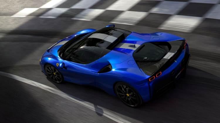 <p>Ferrari SF90 Spider, Ferrari’nin üstü açılır modellerinde bir ilk olarak, içten yanmalı motor ile RAC-e (elektronik viraj alma düzenleyicisi) sisteminin de içinde yer aldığı iki elektrikli motor ve arkada Formula 1 inovasyonu olan MGUK’un (Motor jeneratör ünitesi) entegre çalıştığı plug-in hybrid mimarisine sahip. SF90 Spider’ın V8 silindirli turbo beslemeli motoru 780 HP’lik gücü ile diğer V8 turbo beslemeli motorlardan 60 beygir daha fazla güç ürerek Ferrari tarihindeki en güçlü V8 motoru olma özelliğini taşıyor.<br />
</p>