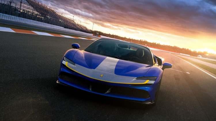 <p>İçten yanmalı motor ve elektrik motorları arasındaki sinerji, otomobilin maksimum 1000 beygir üretmesine ve sadece Ferrari yol otomobillerinin değil, aynı zamanda kategorisinin en üst seviyesine yerleşmesini sağlıyor.<br />
<br />
RAC-e, tork dağılımını yöneterek üst limitlerdeki sürüş dinamiklerini daha kontrollü hale getiriyor. Direksiyon başında benzersiz bir sürüş deneyimi için, Manettino üzerindeki 4 farklı sürüş modundan (e-drive, hybrid, performance, qualify) biri seçilebiliyor. AWD özelliğine sahip olan SF90 Spider, 0-100 km/s hızlanmasını sadece 2,5 saniyede, 0-200 km/s hızlanmasını ise 7 saniyede tamamlıyor.</p>