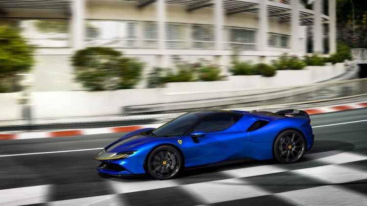 <p>Açıklamada verilen bilgilere göre, Ferrari'nin benzersiz kalite standartları ve müşteri hizmetlerine giderek daha fazla odaklanması, SF90 Spider ile sunulan genişletilmiş yedi yıllık bakım programıyla destekleniyor.Bütün ürün gamı için geçerli olan özel program, Ferrari markalı bir otomobilin, ilk yedi yılındaki tüm periyodik bakımlarını kapsıyor.</p>