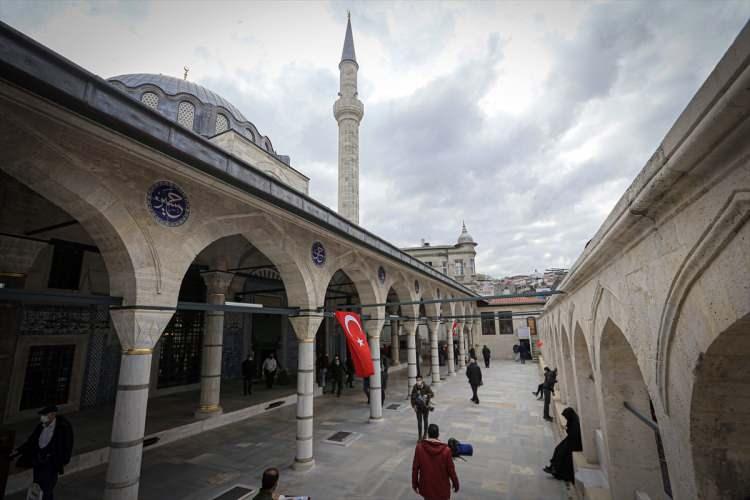 <p>4 yıldır restorasyonu devam eden Eminönü’ndeki tarihi cami cuma namazıyla açıldı. Cemaatiyle buluşan camideki cuma namazına Fatih İlçe Müftüsü Hüseyin Baş ve Vakıflar İstanbul 1. Bölge Müdürü Hayrullah Çelebi başta olmak üzere Eminönü esnafı ve vatandaşlar hazır bulundu.</p>
