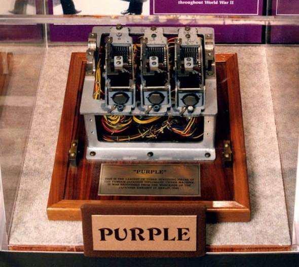 <p><strong>"Purple" Şifreleme Makinesi </strong></p>

<p>İkinci Dünya Savaşı'nın en ünlü şifreleme aracı Almanya'nın Enigma Makinesi olabilir ancak tek şifreleme aracı o değildi. 1937 yılında, Japonlar "97-shiki O-bun In-ji-ki" veya "97 Alfabetik Daktilo" adlı bir ürünü geliştirdiler ve Japon takvimi yılı 2597 ile adlandırıldı. Ürün, kod adı olan "Purple" (Mor) ile daha yaygın bir şekilde tanınmakta.</p>
