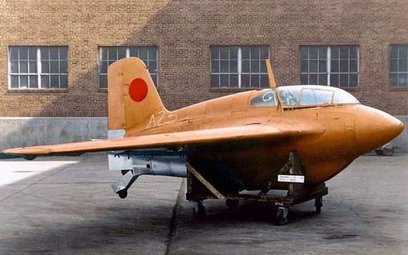 <p>İncelemek i&ccedil;in &ccedil;alışan bir modele sahip olmamalarına rağmen, Japon m&uuml;hendislerin &uuml;rettiği bir prototip, savaş bitmeden test edildi. 7 Temmuz 1945 tarihinde J8M, ilk u&ccedil;uşunu Kıdemli Y&uuml;zbaşı Toyohiko Inuzuka kontrol&uuml;nde ger&ccedil;ekleştirdi. Ne yazık ki bu test, facia ile sonu&ccedil;landı. J8M1 motorları, dik tırmanış esnasında durarak, u&ccedil;ağın d&uuml;şmesine ve pilotun &ouml;lmesine sebep oldu.</p>
