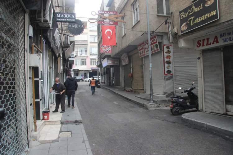 <p><strong>Kilis</strong>&nbsp;Valiliği İl Umumi Hıfzısıhha Kurulu kararında &ldquo;Bu doğrultuda ilk uygulama olarak 21 Kasım Cumartesi g&uuml;n&uuml; saat 20:00&rsquo;den 22 Kasım Pazar g&uuml;n&uuml; saat 10:00&rsquo;a kadar ve 22 Kasım Pazar g&uuml;n&uuml; saat 20.00&rsquo;den 23 Kasım Pazartesi 05.00 saatine kadar sokağa &ccedil;ıkma kısıtlamasının uygulanmasına&rdquo; şeklinde ifade edilmesine rağmen t&uuml;m&nbsp;<strong>Kilis</strong>&rsquo;te de sokağa &ccedil;ıkma kısıtlaması kafaları karıştırması nedeniyle&nbsp;<strong>Kilis</strong>&rsquo;te esnaflar iş yerini a&ccedil;madı.</p>
