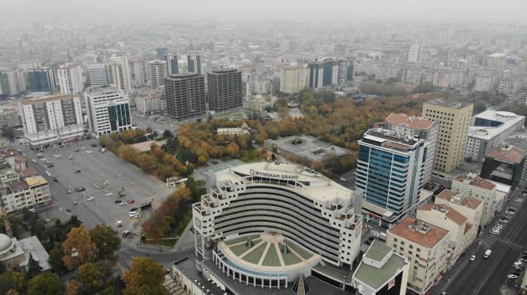 <p>Kısıtlamayı yanlış anladıklarını s&ouml;yleyen vatandaşlar, sokağa &ccedil;ıkmak i&ccedil;in saat 10'u beklediklerini, kısıtlamanın akşam 20.00'de başlayacağını &ouml;ğrenince işlerini halletmek i&ccedil;in dışarı &ccedil;ıktıklarını belirtti. Trafiğin en yoğun olduğu caddelerde de bir yoğunluğun oluşmadığı g&ouml;r&uuml;ld&uuml;.</p>
