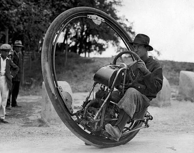 <p>Tek tekerlekli bir motorsiklet. Almanya, 1925.</p>
