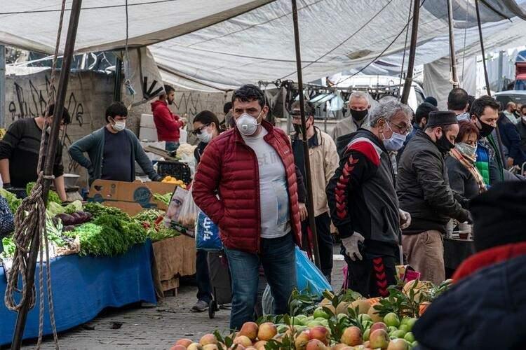 <p>SOSYO-EKONOMİK KIRILGANLIK </p>

<p>Sosyo-ekonomik kırılganlık endeksinin oluşturulmasında, Covid-19 salgın sürecinde, salgın riskini ve kırılganlığı etkileyen hanehalkı büyüklüğü, İBB sosyal yardıma başvuran hane sayısı, banka şube sayısı, kiralık konut fiyat düzeyi, gelir düzeyi, üniversite mezun oranı göstergeleri kullanıldı.</p>

