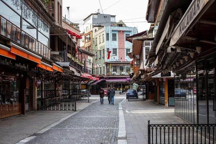 <p>ULAŞIMA BAĞLI KIRILGANLIK </p>

<p>Ulaşıma bağlı kırılganlık endeksinin oluşturulmasında, kırılganlığı ve salgın riskini etkileyen yolculuk sayısı, araçlı yolculuklarda toplu taşıma yolculuklarının payı, durak yolcu yoğunluğu, engelli yolcu sayısı, 65 yaş üstü yolcu sayısı göstergeleri kullanıldı.</p>
