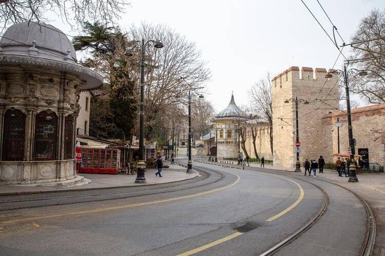 <p>KENTSEL YOĞUNLUĞA BAĞLI KIRILGANLIK </p>

<p>Kentsel yoğunluğa bağlı kırılganlık endeksinin oluşturulmasında kentsel nüfus yoğunluğu, AVM sayıları, turistik alan sayısı, kamusal şube sayıları, derslik başına düşen öğrenci sayısı, pazar kurulan gün sayısı, ticari alan göstergeleri kullanıldı. Kentsel yoğunluğa bağlı kırılganlık endeksinin sonuçlarına göre, genel olarak İstanbul’un kent merkezi ve alt merkezlerinde yer alan mahallelerin risk oranları yüksek olarak belirlendi.</p>

