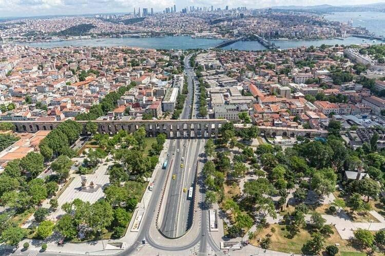 <p>Bu sonucu, Avrupa Yakası’nda yer alan bazı ilçelerde açık ve yeşil alan miktarlarının ilçe nüfusuna ve ilçenin büyüklüğüne göre yetersiz durumda olması, konut ve ticaret alanlarının yoğun durumda olması da etkiledi.</p>
<ul>
</ul>