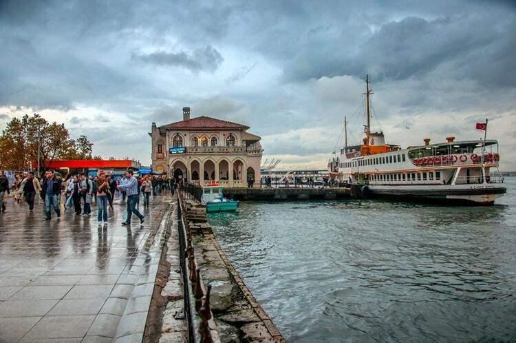 <p>Kentsel yoğunluğa bağlı kırılganlığın en yüksek olduğu mahalleler ise sırasıyla; Ziya Gökalp(Başakşehir), Karadeniz (Gaziosmanpaşa), İçerenköy(Ataşehir), Şenlikköy (Bakırköy), Hürriyet (Bahçelievler), Şirinevler (Bahçeliever), Soğanlı(Bahçelievler), İsmetpaşa (Sultangazi), Ahmet Yesevi (Pendik), Cevizli (Maltepe) olarak belirlendi.</p>

<ul>
</ul>
