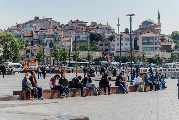 <p>Kentsel yoğunluğa bağlı kırılganlığın en yüksek olduğu mahalleler ise sırasıyla; Ziya Gökalp(Başakşehir), Karadeniz(Gaziosmanpaşa), İçerenköy(Ataşehir), Şenlikköy(Bakırköy), Hürriyet(Bahçelievler), Şirinevler(Bahçeliever), Soğanlı(Bahçelievler), İsmetpaşa(Sultangazi), Ahmet Yesevi(Pendik), Cevizli(Maltepe) olarak belirlendi.</p>

<ul>
</ul>

