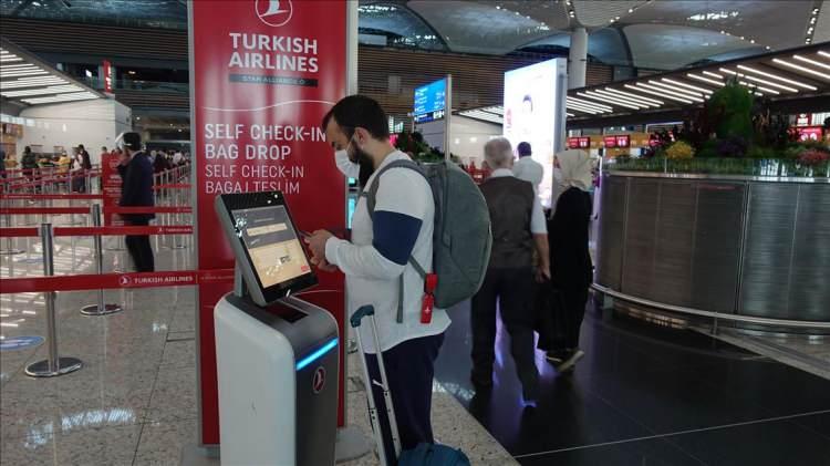 <p>Cevap 13: Havalimanlarındaki mağazalar (giyim, hediyelik eşya vb. işyerleri), Genelgenin 1'inci maddesi ile faaliyet gösterebilecekleri zaman aralığı 10:00-20:00 saatleri arası olarak belirlenen iş yerleri kapsamında değildir.</p>