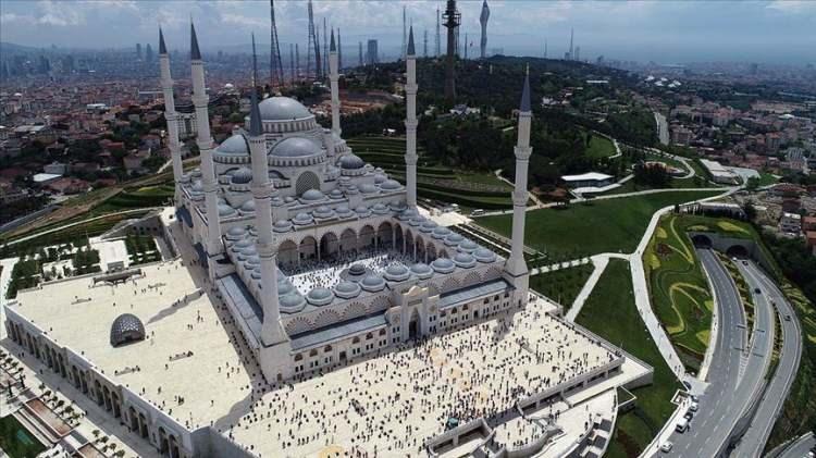 <p>Cevap 17: Belirtilen yaş gruplarında yer alan vatandaşlarımızdan Cuma namazı kılmak isteyenler için İl/İlçe Umumi Hıfzıssıhha Kurullarınca; 65 yaş ve üzeri büyüklerimizin sokağa çıkma saati Cuma namazı bitimine kadar uzatılabilecek, 20 yaş altındaki gençlerimizin sokağa çıkış saati ise Cuma namazına gidebilecekleri şekilde öne alınabilecektir.</p>