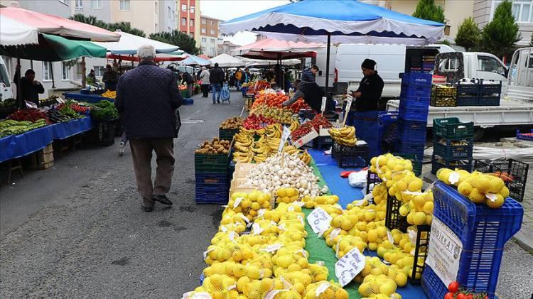 <p>Cevap 21: Pazarcı esnafımız, sebze-meyve gibi ürünlerin tedariki ve pazaryerine nakliyesi/kurulumu bağlamında çalışma saatleri sınırlamasına tabi değildir. Ancak pazaryerlerinde 10:00 ila 20:00 saatleri arasında vatandaşlarımıza satış yapılabilecek olup bu açıdan marketler için getirilen çalışma saati kısıtlamasına tabi olacaktır.</p>