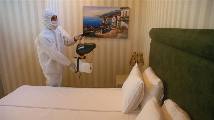 <p>Cevap 22: Otel rezervasyonu bulunan vatandaşlarımız konaklama rezervasyonunun başlangıç zamanı ile konaklama tesisine ulaşım süresi içerisinde rezervasyonu olduğunu belgelemek/ibraz etmek kaydıyla herhangi bir izin almaksızın özel araçlarıyla seyahat edebileceklerdir.</p>