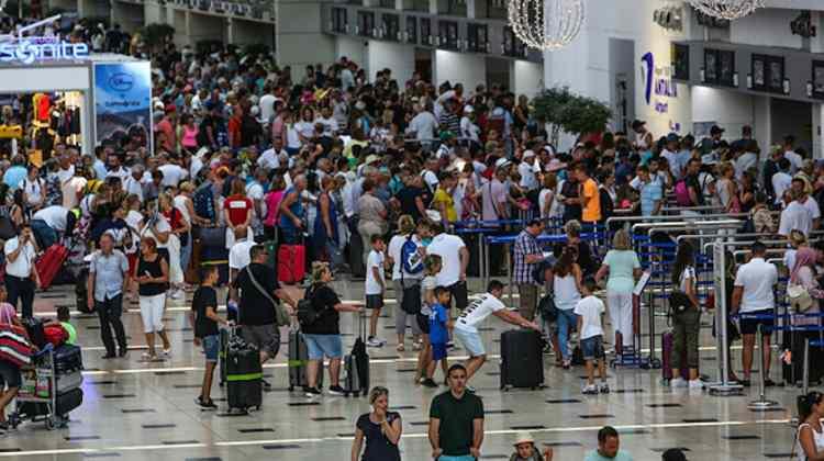 <p>Cevap 23: Turistik faaliyetler kapsamında geçici bir süreyle Ülkemizde bulunan yabancı turistler hafta sonları uygulanacak olan sokağa çıkma kısıtlamasından muaf tutulacaktır.</p>
