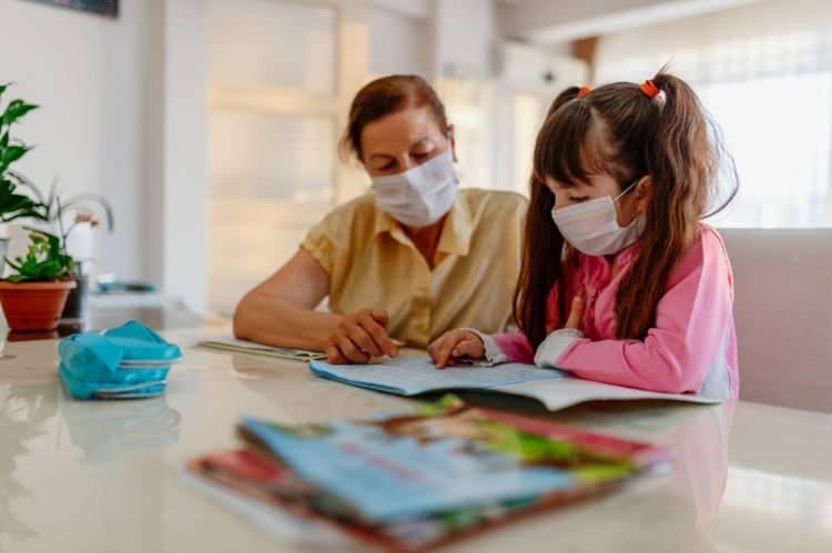 <p>Sağlık ve Milli Eğitim Bakanlıklarıyla yapılan görüşmeler sonucunda; çalışan anne-babaların durumu da göz önünde bulundurularak Milli Eğitim Bakanlığına bağlı kreşlerle birlikte diğer kamu kurum ve kuruluşları ile özel eğitim kurumları bünyesindeki kreşlerin yüz yüze eğitim faaliyetlerine devam edebilmeleri gerektiği değerlendirilmiştir.</p>