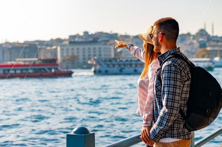 <p><span style="color:#FFD700">Ülkemizde turizm amacıyla bulunan yabancı turistler sokağa çıkma kısıtlamasına tabi midir? </span></p>
<p>Turistik faaliyetler kapsamında geçici bir süreyle Ülkemizde bulunan yabancı turistler hafta sonları uygulanacak olan sokağa çıkma kısıtlamasından muaf tutulacaktır.</p>