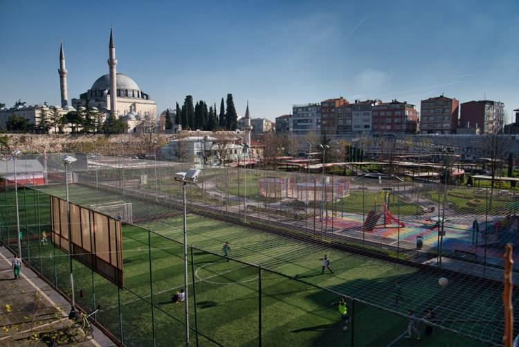 <p><span style="color:#FFD700">Genelge kapsamında faaliyetlerine ara verilen halı sahalarda amatör spor kulüplerinin antrenmanları ile futbol akademisi çalışmaları yapılabilir mi? </span></p>
<p>Amatör liglerin ertelenmiş durumda olması nedeniyle, yeni bir karar alınıncaya kadar faaliyetleri durdurulan halı sahalarda antrenman yapılamayacağı ve futbol okulu/akademisi gibi faaliyetlerin devam edemeyeceği değerlendirilmektedir.</p>
