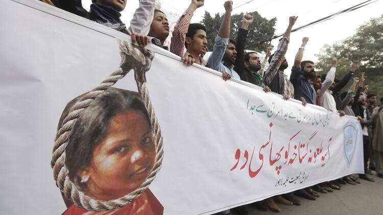 <p>Pakistan Tahrik-i Lebbeyk partisinin 54 yaşındaki lideri Hadim Hüseyin Rizvi, 2018 yılında Asia Bibi adlı Hristiyan kadına, dine hakaret suçundan verilen idam cezasının bozulması sonrası ülkede başlayan şiddet içerikli protestoların tetikleyicisi olduğu ortaya çıkınca gözaltına alınmıştı.</p>