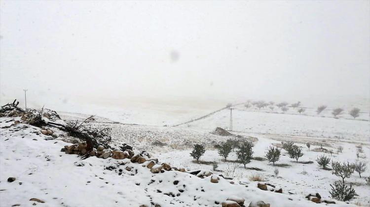 <p>İl&ccedil;e genelinde gece saatlerinde etkili olan soğuk hava, y&uuml;ksek kesimlerde yerini kar yağışına bıraktı.</p>

<p>&nbsp;</p>
