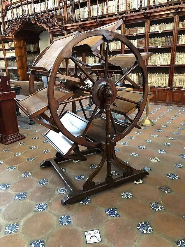 <p>Aynı anda 7 tane kitabı açık tutmaya yarayan 300 yıllık bir kütüphane aleti.</p>