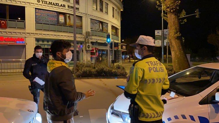 <p>Ekipler ara&ccedil; i&ccedil;erisinde bulunan s&uuml;r&uuml;c&uuml; &Ouml;zg&uuml;r B. ile birlikte &Uuml;.A., F.&Ccedil;., G.S. ve Ş.T.&rsquo;yi ara&ccedil;tan indirerek &uuml;st araması yaptı. Sokağa &ccedil;ıkma kısıtlaması &ccedil;er&ccedil;evesinde sokakta bulunan ve izin belgeleri olmayan şahıslara cezai işlem uygulanması esnasında ara&ccedil; i&ccedil;erisinden &ccedil;ıkan 2 kişi a&ccedil;ık alanda sigara i&ccedil;me yasağına uymayarak sigara yakıp bir kuralı daha ihlal etti. Sigara i&ccedil;en kişilere de a&ccedil;ık alanda sigara i&ccedil;meden dolayı cezai işlem uygulandı.</p>
