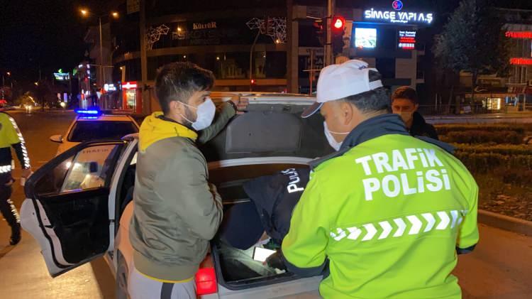 <p>TAŞKINLIK &Ccedil;IKARTTI, G&Ouml;ZALTINA ALINDI</p>

<p>&nbsp;</p>

<p>Bu esnada bir kişi yazılan cezalar nedeni ile taşkınlık &ccedil;ıkartmaya &ccedil;alıştı. Yerden aldığı taşı &lsquo;Kendime zarar veririm&rsquo; diyerek kafasına vurmaya &ccedil;alıştığı esnada polis ekiplerinin m&uuml;dahalesi ile taş elinden alındı.&nbsp;</p>
