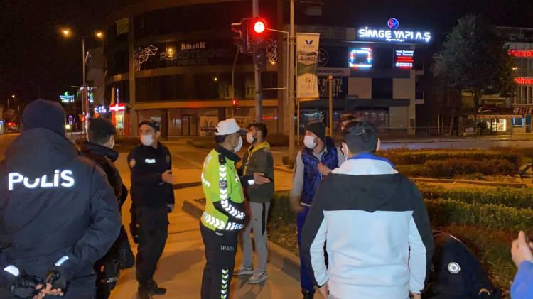 <p>Ayrıca ara&ccedil; i&ccedil;erisinde bulunan 5 kişiye sokağa &ccedil;ıkma kısıtlamasına uymadıkları gerek&ccedil;esi ile kişi başı 3 bin 150&rsquo;şer lira ceza yazılırken, a&ccedil;ık alanda sigara i&ccedil;en 2 şahsa da yasağa uymamaktan cezai işlem uygulandı.&nbsp;</p>
