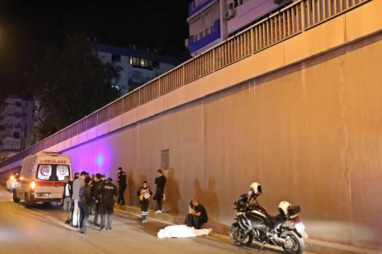 <p>Antalya’da kısıtlamaya dakikalar kala 18 yaşındaki genç, 7 katlı apartmanın çatısından koşarak aşağıya atladı. </p>
