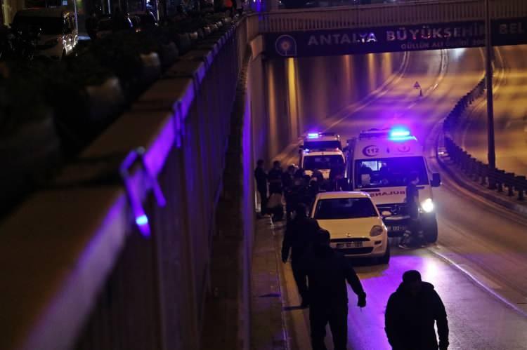 <p>Bölgede inceleme başlatan polis, hayatını kaybeden gencin kardeşini, ifadesine başvurmak üzere polis merkezine götürdü. Olayla ilgili soruşturma başlatıldı.</p>