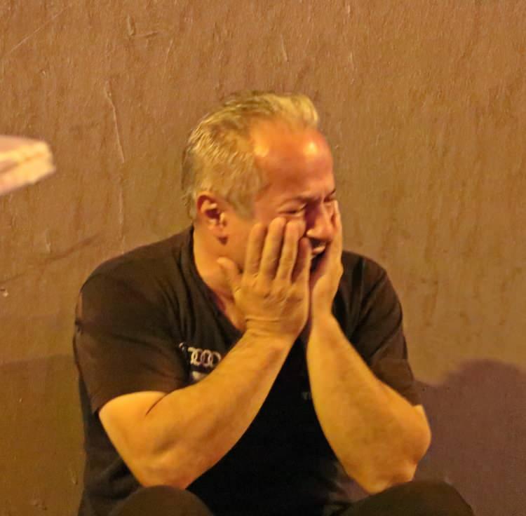 <p>Polisler tarafından sakinleştirilen acılı baba, oğluna bakarak uzun süre gözyaşı döktü. </p>