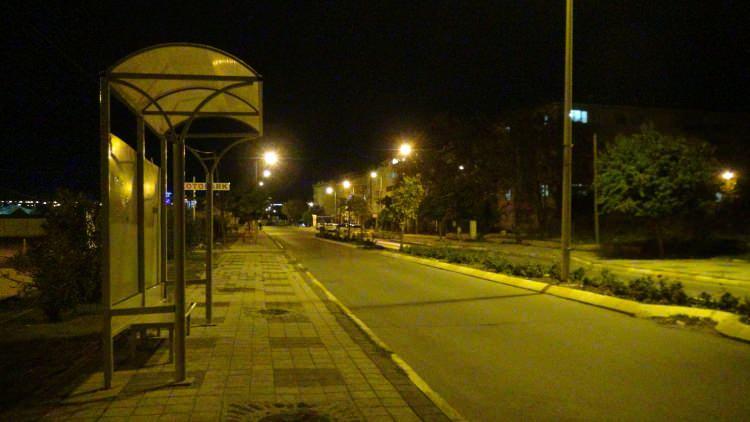 <p><strong>İSTANBUL</strong></p>
<p>Tedbirler dahilinde getirilen sokağa çıkma kısıtlaması, saat 20.00 itibarıyla Türkiye genelinde başladı. Bu kapsamda, İstanbul'un Anadolu ve Avrupa yakalarındaki birçok cadde, sokak ve meydan kısıtlamayla birlikte boş kaldı. Kentin ana arterlerinde az sayıda araç olduğu görüldü. </p>
<p>Taksim Meydanı ile İstiklal Caddesi'ndeki polis ve zabıta ekipleri, kısıtlamanın başlamasıyla sokaktaki vatandaşlara anonslarla uyarıda bulundu. </p>