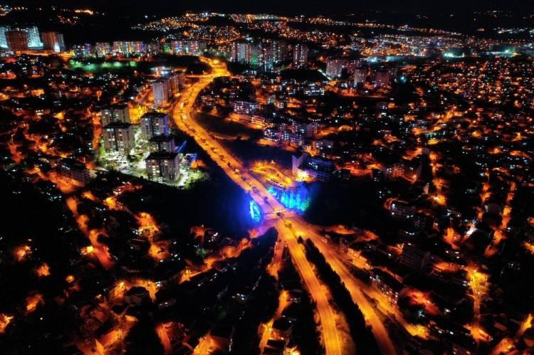 <p>KOCAELİ</p>
<p>Kocaeli’de saatler 20.00 gösterdiğinde sokağa çıkma kısıtlamasının başlaması ile birlikte boşalan D100 Karayolu, cadde ve sokaklar boş kaldı.<br />
Koronavirüs salgını ile mücadele çerçevesinde Türkiye genelinde bu akşam saat 20.00 itibarıyla başlayan sokağa çıkma kısıtlaması ile birlikte, Kocaeli’de vatandaşların evlere dönesinin ardından sokak ve caddeler boşaldı.</p>
<p>Kısıtlamaya dakikalar kala vatandaşlar evlerine gitmeye başladı. Boş kalan Kocaeli’nin cadde, sokakları ve D100 Karayolu havadan görüntülendi.</p>