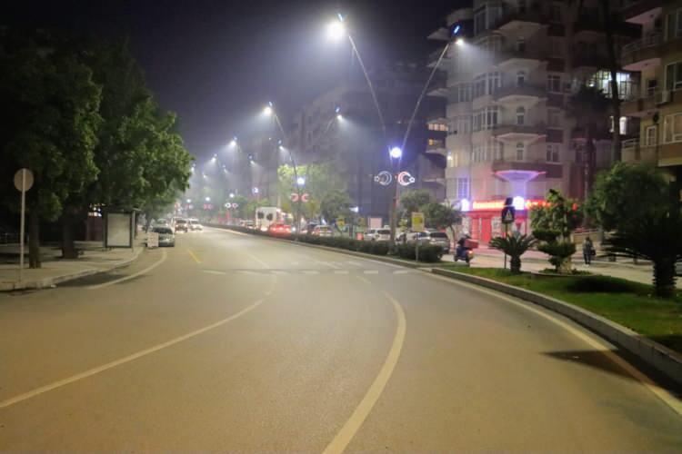 <p><strong>HATAY</strong></p>
<p>Tüm Türkiye genelinde bugün saat 20.00’da başlayan sokağa çıkma kısıtlaması sonrasında Hatay’da da caddeler sessizliğe büründü.</p>
<p>Koronavirüs tedbirleri kapsamında İçişler Bakanlığı kararı ile tüm Ülke genelinde saat 20.00’da başlamak üzere 22 Kasım Pazar günü saat 10.00’a kadara sokağa çıkma kısıtlaması uygulanıyor. Yasağın başladığı saat itibari ile Hatay’da tüm cadde, sokak ve meydanlar sessizliğe büründü.</p>
<p>Yasak sonrasında Hatay’ın Antakya İlçesinin en işlek noktası olan Cumhuriyet Meydanı, Atatürk Caddesi gibi bölgelerde görevli polis ekipleri dışında kimse ortalarda görünmedi. Hatay’ın İskenderun ilçesinde de vatandaşlar yasağa uyarken, boş sokak ve caddeler havadan drone ile de görüntülendi.</p>