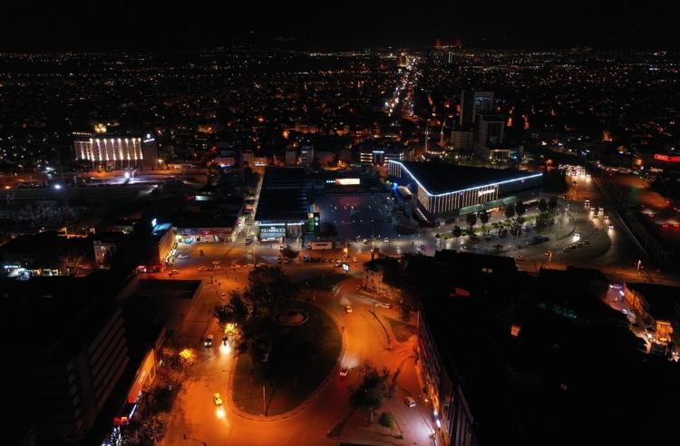 <p><strong>BURSA</strong></p>
<p>Bursa ve çevre illerde, yeni tip koronavirüs (Kovid-19) tedbirleri kapsamında uygulanan sokağa çıkma kısıtlamasıyla kentlerde sessizlik hakim oldu. İçişleri Bakanlığının salgınla mücadele amacıyla valiliklere gönderdiği genelge çerçevesinde uygulanacak sokağa çıkma kısıtlaması saat 20.00'de başladı.</p>
<p>Bursa'da alışverişlerini yapan vatandaşların kullandığı işlek cadde ve meydanlar, şehirlerarası otobüs terminali ve tarihi mekanlar da kısıtlamanın başlamasıyla sessizliğe büründü. Fotoğrafta kent meydanı görülüyor.</p>