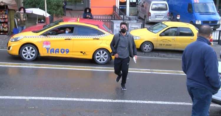 <p>Bazı adaylar kapıların kapanacağı saate dakikalar kala sınava yetişti. Saat 10.00&rsquo;u g&ouml;sterdiğinde okul g&ouml;revlileri kapıları kapattı.</p>
