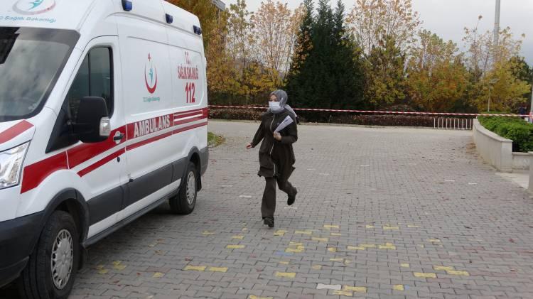 <p>Karab&uuml;k&rsquo;te Kamu Personeli Se&ccedil;me Sınavı (KPSS) orta&ouml;ğretim oturumuna giren adaylardan ge&ccedil; kalanlar sınava yetişebilmek i&ccedil;in zamanla yarıştı.<br />
&nbsp;</p>
