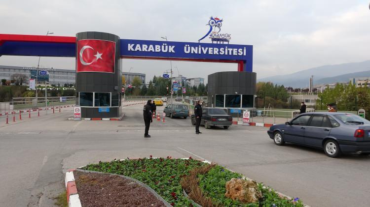 <p>&Ouml;SYM tarafından d&uuml;zenlenen KPSS orta&ouml;ğretim oturumu, korona vir&uuml;s tedbirleri kapsamında saat 10.15'te başladı. Sınav merkezine gelen adaylar okul girişlerinde maske ve dezenfektan dağıtıldıktan sonra kimlik ve sınav giriş belgeleri kontrol edilerek salonlara alındı.&nbsp;</p>
