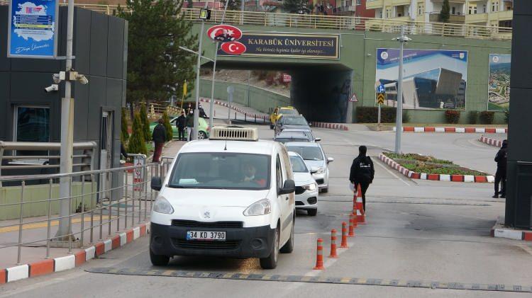 <p>Koşa koşa sınav merkezine gelen adaylar, kapıların kapanmasına saniyeler kala i&ccedil;eriye girdi.</p>
