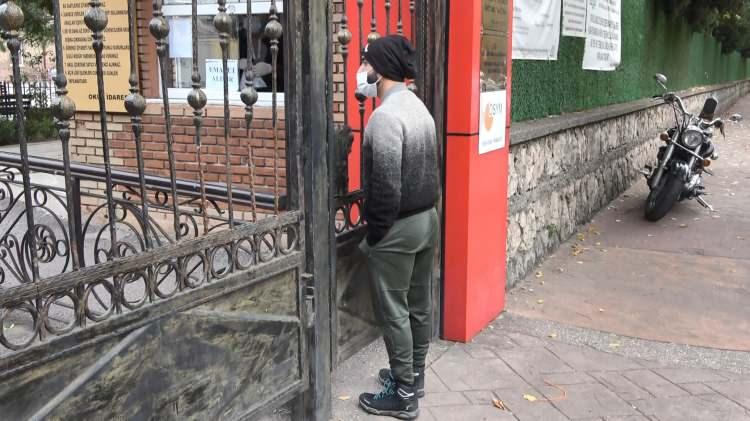 <p><strong>Saati yanlış anlayınca sınava giremediler</strong></p>

<p>&nbsp;</p>

<p>Kocaeli&rsquo;de ger&ccedil;ekleştirilen KPSS Orta&ouml;ğretim sınavı i&ccedil;in sınav salonlarına giriş saatini yanlış anlayan 2 aday, okula alınmadı. Sınava giremeyen bir aday, "Yandık" diyerek &uuml;z&uuml;nt&uuml;s&uuml;n&uuml; dile getirdi.</p>
